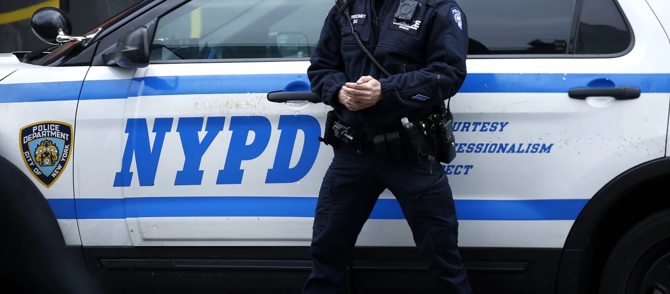 Νέα Υόρκη: Άνδρας κυκλοφορεί ανενόχλητος με τυφέκιο μάχης στο χέρι (βίντεο)